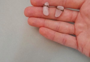 Brincos stud de pedras semipreciosas de quartzo rosa