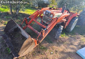 Trator com carregador frontal