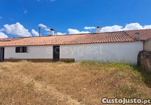 Moradia Térrea Com Uma Excelente Área De...