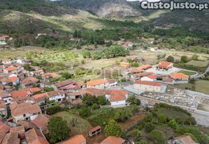 Moradia De 2 Pisos Com Pátio Para Reconstruir -...
