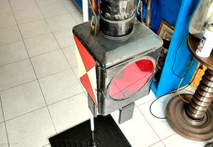 Lanterna ferroviária original com suporte de ferro base de madeira