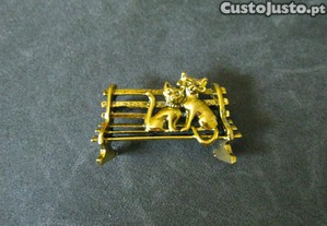 Alfinete / Broche / Pregadeira Gatos a Namorar no Banco NOVO - SALDO