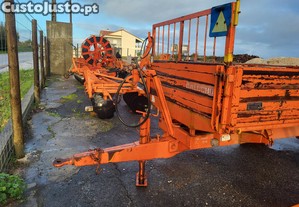 Reboque Galucho Tri-Basculante Para Trator Com 3000 Kg De Peso Bruto Com 2900x1600x500 , Fundo Em Chapa