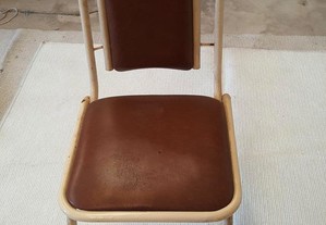 Cadeiras ferro pintado e napa castanha em bom estado
