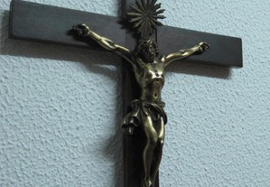 Crucifixo em madeira