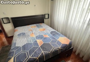 Cama de casal, mesinhas