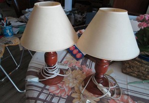 2 candeeiros mesa cabeceira em madeira
