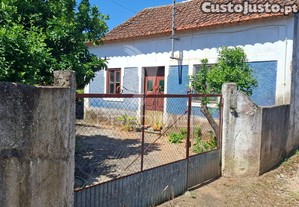 Moradia t2 com anexos e terreno em arneiro das milhariças