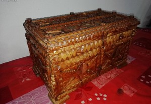 Bonita caixa antiga de madeira
