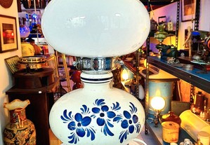 Candeeiro porcelana pintado á mão com globo opalino