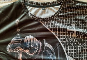 2 Sweatshirt Medievais Novas C / Carapuço nunca usadas + t shirt