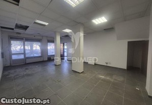 Loja/escritório duplex em laranjeiro