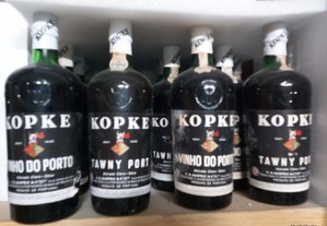 4 garrafas de vinho do Porto kopke