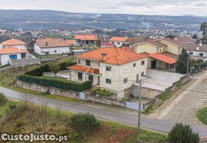 Moradia T4 Com Jardim, Terraço E Amplas Áreas -...