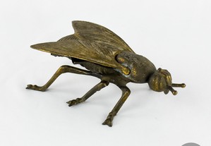 Cinzeiro em forma de inseto em bronze
