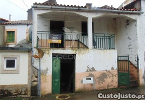 Moradia geminada para restaurar em vila real