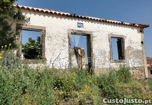 Terreno rustico e urbano com ruina para reconstrução