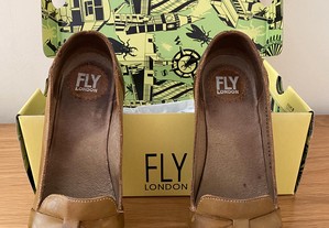 Sapatos camel e amarelo torrado da marca Fly London