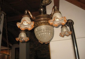 Antigo candeeiro teto art deco em latão com túlipas em vidro