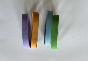 Pulseiras de plástico com várias cores