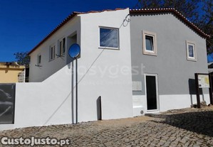 Moradia De 2 Pisos Para Remodelar Inserida Em...