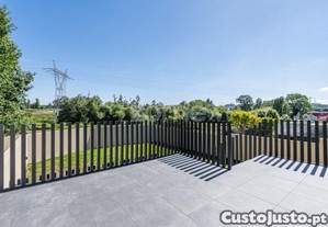 Moradia T3 Nova Com Terraço E Jardim, Na Cidade...