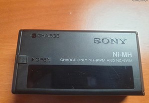 Carregador Sony p/ baterias "gumstick" + Bateria Sony NH-14WN