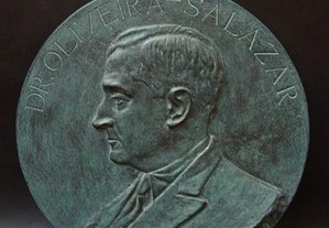 Placa em Bronze Representando Pro. Dr. António de Oliveira Salazar