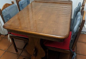 Conjunto mesa e cadeiras de madeira