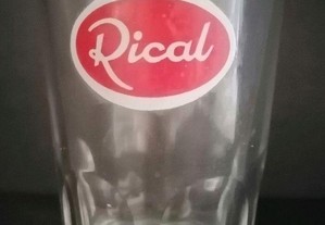 Copo antigo em vidro com publicidade da extinta marca de refrigerantes Rical "oval vermelha"
