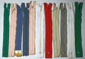 Fechos de correr (19-20 cm) em cores sortidas / Zippers (from 19 to 20 cm) in various colors