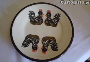 Prato decorativo em barro com motivos galinhas