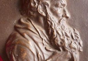 Medalhão antigo em bronze com busto masculino. 11,5x15cm.