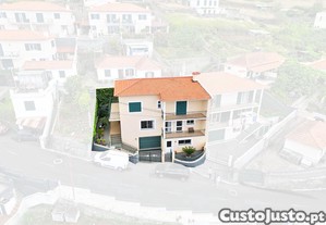 Moradia geminada T3 em Funchal (Santa Maria Maior) de 263 m²
