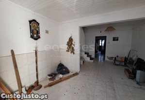 Moradia Para Recuperar Composto Por 2 Pisos...