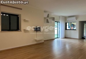 Moradia T3 Bairro Da Encarnao Com Logradouro...