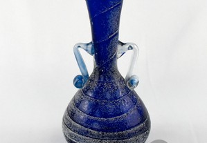 Jarra em vidro moldado e soprado em Azul-cobalto, pintada em branco a imitar areia