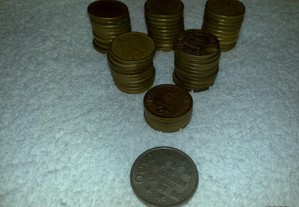 10$00 escudos (55 moedas amarelas e 1 branca)