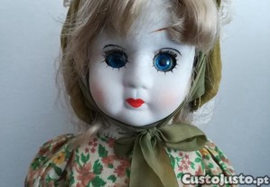 Boneca antiga de porcelana
