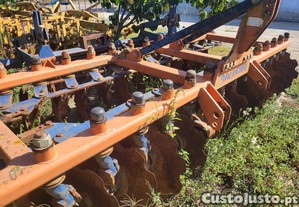 Trator - Grade De Discos Galucho Rapida GEO - Disc 400R 4 metros 28 discos Rolo Desterroador Engate Aos 3 Pontos Impecável