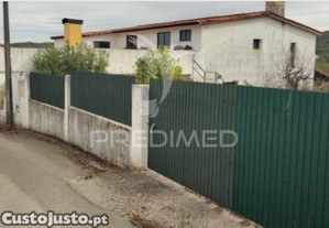Moradia v4 para recuperar com excelente área exterior