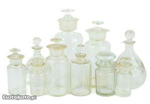 Frascos e garrafas antigos em vidro