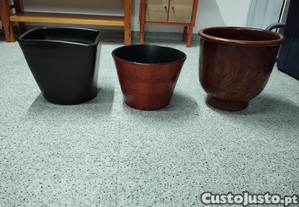 Varios vasos barro e plastico