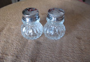 Conjunto de Mini Saleiro e Pimenteiro em vidro (vintage)