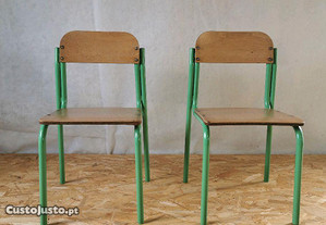 Duas cadeiras escolares dos anos 70