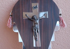 Crucifixo vintage em madeira e metal cromado
