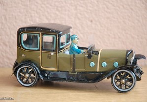 Brinquedo carro clássico em chapa e com corda