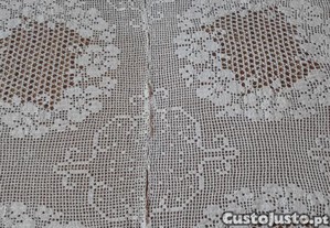 Trabalho vintage em renda manual com 2,40x0,50 m. Bom estado