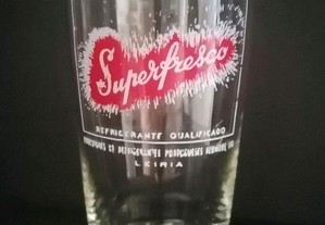 Copo antigo em vidro publicidade extinta marca sumos e refrigerantes Superfresco a vermelho"