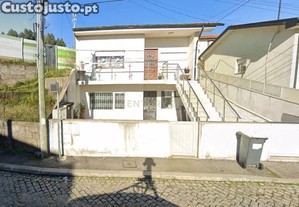 Moradia em Milheirós, excelente para investimento.